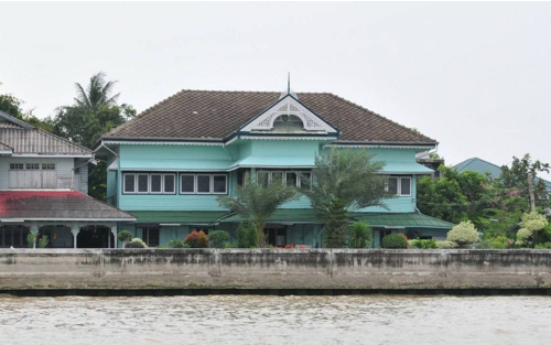 บ้านเขียว_สถาปัตยกรรม_เรือนปั้นหยา_หน้าจั่วฉลุ_สีเขียว_บ้านไม้โบราณริมแม่น้ำ 