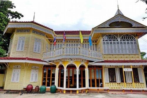 บ้านเหลือง_สถาปัตยกรรม_โคโลเนียล_เรือนไม้สีเหลือง_ลายขนมปังขิง 