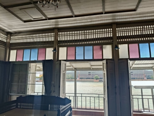 บ้านมุขตารี_สถาปัตยกรรม_ช่องแสงกระจกสี_ประตูบานเฟี้ยม_บ้านริมแม่น้ำ 
